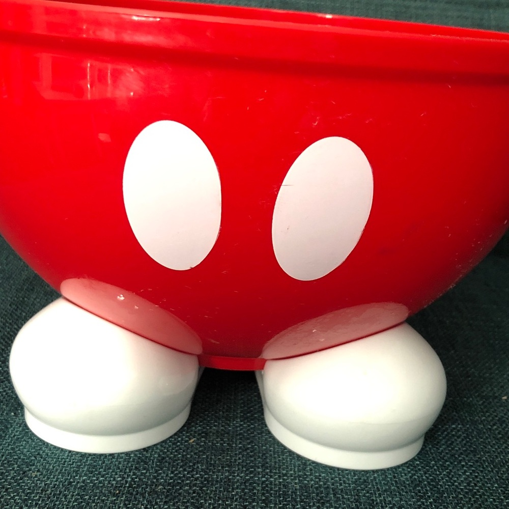 🏋️♂️ Mickey Mouse Bottom Party Bowl - Picture 4 of 4